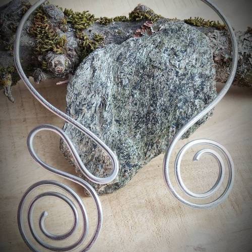 Aluminiumdraht-Halsreif , Alu Drahtschmuck,Wikinger Torque, keltischer Schmuck, Collier,silber, gebogener Halreif,offene