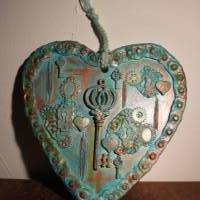 Geschenk zu Valentinstag Muttertag GREEN STEAMPUNK Collage, abstrakt gestaltet auf herzförmigem Bambusbrett Herz Bild 1