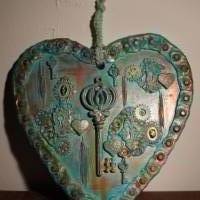 Geschenk zu Valentinstag Muttertag GREEN STEAMPUNK Collage, abstrakt gestaltet auf herzförmigem Bambusbrett Herz Bild 3