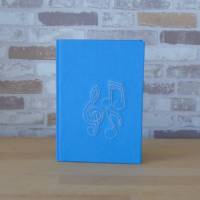blaues Notizbuch A5 mit aufgesticketen Notenschlüssel und Noten // Tagebuch // Skizzenbuch // blanko // Geschenk Bild 1