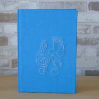 blaues Notizbuch A5 mit aufgesticketen Notenschlüssel und Noten // Tagebuch // Skizzenbuch // blanko // Geschenk Bild 2