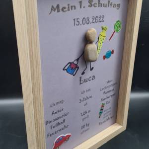 Liebevoll handgefertigtes Steinbild als Geschenk für das Schulkind (Junge) - Meilenstein - personalisiert - 3 Rahmenfarb Bild 2