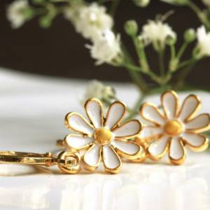 Creolen Gänseblümchen Ohrringe emailliert ein minimalistisches Schmuckstück und das perfekte florale Geschenk Bild 1