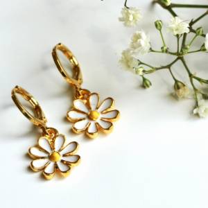 Creolen Gänseblümchen Ohrringe emailliert ein minimalistisches Schmuckstück und das perfekte florale Geschenk Bild 2