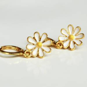Creolen Gänseblümchen Ohrringe emailliert ein minimalistisches Schmuckstück und das perfekte florale Geschenk Bild 3