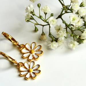 Creolen Gänseblümchen Ohrringe emailliert ein minimalistisches Schmuckstück und das perfekte florale Geschenk Bild 5