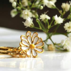 Creolen Gänseblümchen Ohrringe emailliert ein minimalistisches Schmuckstück und das perfekte florale Geschenk Bild 6