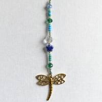 Lichtfänger „Dangling Dragonfly“ türkis/blau - Frühlingshafter Anhänger mit Libelle, Glasschliffperlen u. Glaskristallen Bild 4