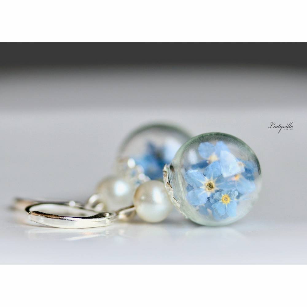 Ohrringe Vergissmeinnicht Blüten,  gepresste Blüten Vergissmeinnicht in Glaskugel mit Perle Bild 1