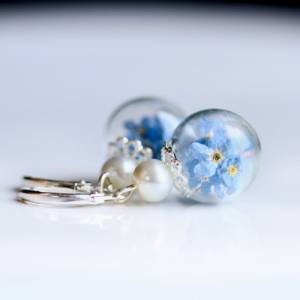 Ohrringe Vergissmeinnicht Blüten,  gepresste Blüten Vergissmeinnicht in Glaskugel mit Perle Bild 2