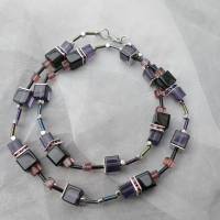 Magnifique Carré violett - schwarz  Collier Kette mit quatratischen Glas - Perlen Glaswürfeln Bild 2