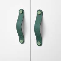 Ledergriffe Smaragd Serie "Arc" handgefertigte Möbelgriffe in Waldgrün / Schrankgriffe in 30 Farben Bild 1