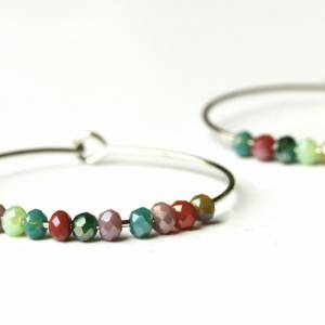 Creolen Perlen Ohrringe silber ein handgefertigtes Ohrringpaar mit funkelnden Perlen als minimalistisches Geschenk Bild 1