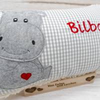Namenskissen Taufkissen Kuschelkissen Kindergartenkissen Geburtsgeschenk Sitzendes Nilpferd mit Herz Hippo Bild 1