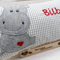 Namenskissen Taufkissen Kuschelkissen Kindergartenkissen Geburtsgeschenk Sitzendes Nilpferd mit Herz Hippo Bild 5