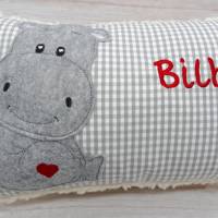 Namenskissen Taufkissen Kuschelkissen Kindergartenkissen Geburtsgeschenk Sitzendes Nilpferd mit Herz Hippo Bild 7