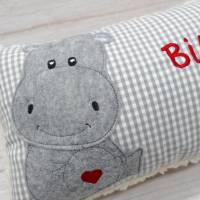 Namenskissen Taufkissen Kuschelkissen Kindergartenkissen Geburtsgeschenk Sitzendes Nilpferd mit Herz Hippo Bild 8