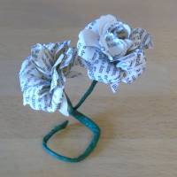 Kleine freistehende Rose mit zwei Blüten aus alten Buchseiten // Buchrose // Geschenk // Tischdeko // Muttertag Bild 4