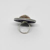 Wuchtiger Ring Weichblech gehämmert Silberfarbe oben Lila Violett darauf Kunststoff Stein Blume Floral Handarbeit Bild 5
