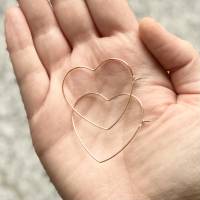 „Simple Hearts“ - Goldfarbene Edelstahl-Creolen in Herzform Bild 3