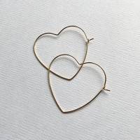 „Simple Hearts“ - Goldfarbene Edelstahl-Creolen in Herzform Bild 4