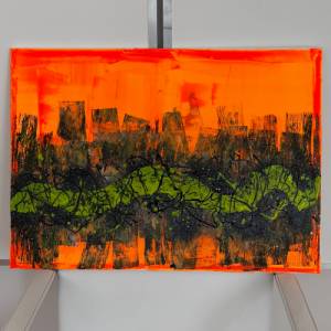 Abstraktes “Neon River” Gemälde - 50x70cm - Schwarz, Neon Gelb, Weiß, Gold, Silber auf Lebhafter Neon Orange Leinwand Bild 1