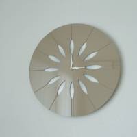 Moderne Design-Wanduhren: Beige oder Grau mit weißem Blatt-Ornament/Blumen-Dekor Bild 2