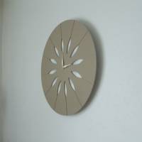 Moderne Design-Wanduhren: Beige oder Grau mit weißem Blatt-Ornament/Blumen-Dekor Bild 3