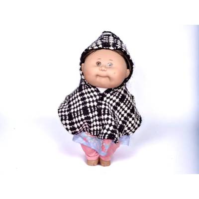Puppenponcho für 43cm Puppen in schwarzem Karomuster mit Effektnähten