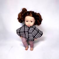 Puppenponcho für 43cm Puppen in schwarzem Karomuster mit Effektnähten Bild 4