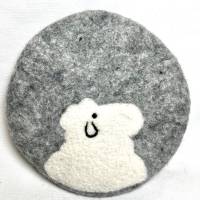 Glas- oder Topfuntersetzer aus Filz, in hellgrau, mit niedlichem, weißem Schaf, ca. 20cm im Durchmesser Bild 1
