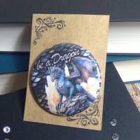 Ein wunderschöner bookish Button / Badge / Anstecker 58mm Durchmesser be a Dragon Bild 1