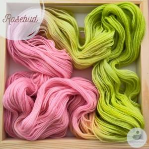 Handgefärbtes Garn aus 100% Schurwolle in sanft-floralen Farbtönen zum Stricken oder Häkeln - 100g/300m - Rosebud Bild 3