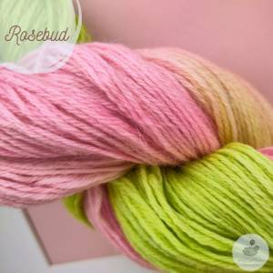 Handgefärbtes Garn aus 100% Schurwolle in sanft-floralen Farbtönen zum Stricken oder Häkeln - 100g/300m - Rosebud Bild 4