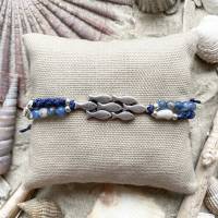 „Poissons“ - Zweireihiges Armband mit Perlen, Fischschwarm-Verbinder, Perlmutt-Mond und Achat blau Bild 1