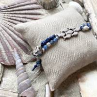 „Poissons“ - Zweireihiges Armband mit Perlen, Fischschwarm-Verbinder, Perlmutt-Mond und Achat blau Bild 2
