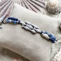 „Poissons“ - Zweireihiges Armband mit Perlen, Fischschwarm-Verbinder, Perlmutt-Mond und Achat blau Bild 3