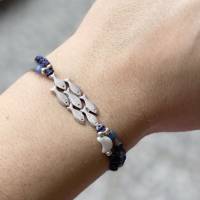 „Poissons“ - Zweireihiges Armband mit Perlen, Fischschwarm-Verbinder, Perlmutt-Mond und Achat blau Bild 6