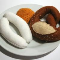 Weißwürste mit Brezel und süßen Senf aus Filz handgenäht für die Kinderküche, Kaufladen, Spielküche Bild 1