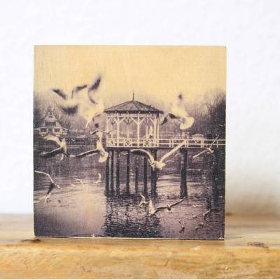 Pavillon Bregenz am Bodensee – Handmade Foto auf Multiplex-Holz (7×7 cm) – Schwarzweiß Fotokunst mit fliegenden Tauben