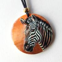 Krafttier-Amulett Zebra, handbemalter Anhänger, handgemaltes Zebra auf Holzmedaillon Bild 1
