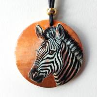 Krafttier-Amulett Zebra, handbemalter Anhänger, handgemaltes Zebra auf Holzmedaillon Bild 2