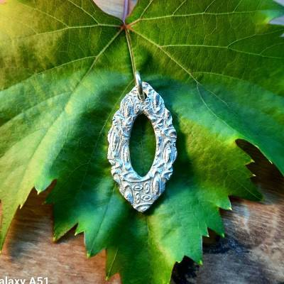 Filigraner Silberanhänger mit toller Textur und Cutout aus 999 Silber