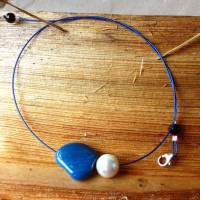 Modischer Hals Reif mit Blue Ocean Achat und Muschelkern Perle. Ideal als Geschenk für einen Lieben Menschen. Bild 2