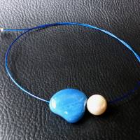 Modischer Hals Reif mit Blue Ocean Achat und Muschelkern Perle. Ideal als Geschenk für einen Lieben Menschen. Bild 3
