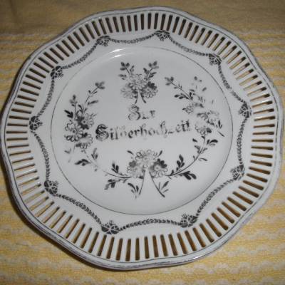 Weißer Teller mit Durchbruchrand und Schrift "Zur Silberhochzeit" vermutlich aus den 1960ern Jahren