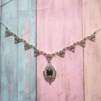 Collier Halskette, viktorianischer Halsschmuck mit einem Glascabochon und grünen Strasssteinen Bild 2