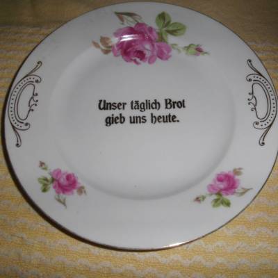 Weißer Teller mit Schrift "Unser täglich Brot gieb uns heute" vermutlich aus den 1960ern Jahren oder früher