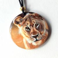 Krafttier-Amulett Löwe, handbemalter Anhänger, handgemalter junger Löwe auf Holzmedaillon Bild 1