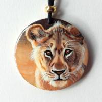 Krafttier-Amulett Löwe, handbemalter Anhänger, handgemalter junger Löwe auf Holzmedaillon Bild 2